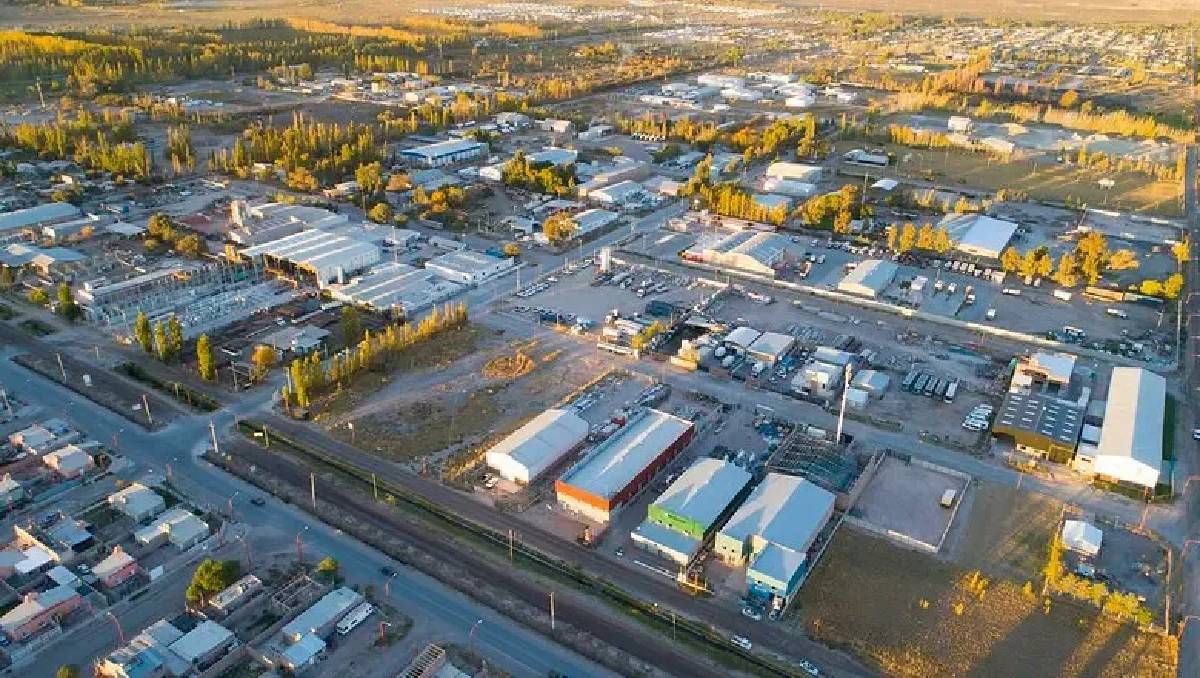 Una panorámica del Parque Industrial de Cipolletti, donde funciona la empresa clausurada.