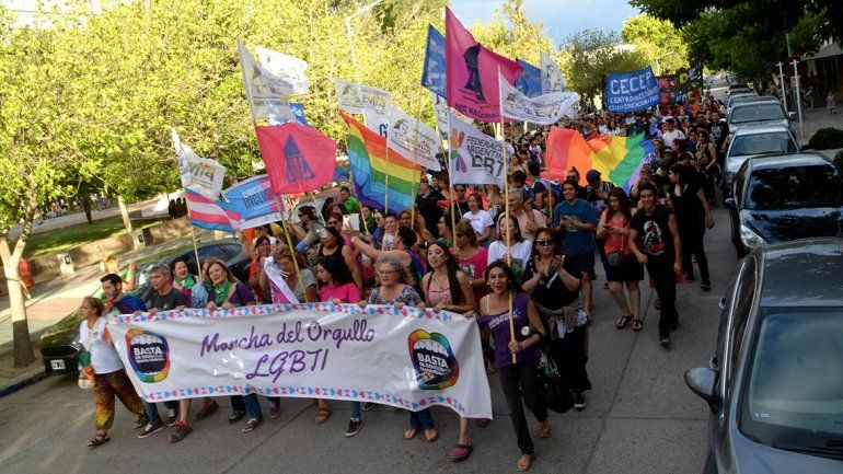 El orgullo gay llegó a la ciudad con una masiva marcha