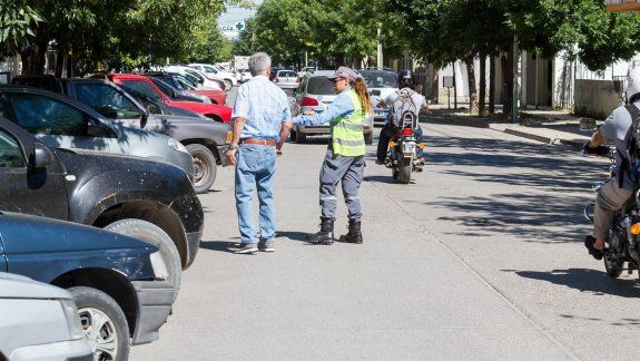 Ayer se realizó una prueba piloto para estacionar a 45 grados y de reversa en varias cuadras de la calle 9 de Julio. La medida será efectiva el año que viene. 