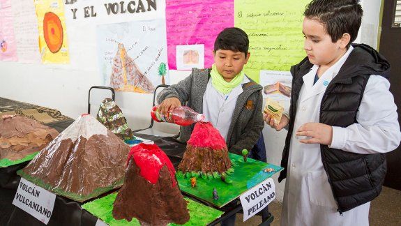 todo el color de la feria de ciencias de la escuela 258