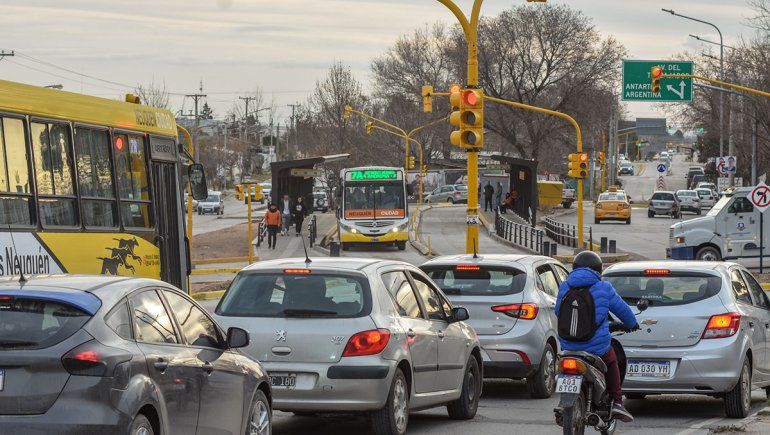 Motociclista intentó esquivar a una peatón que cruzaba sin mirar, chocó con un poste y murió