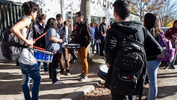 Alumnos de distintos secundarios fueron al CPE a reclamar que les enciendan los calefactores.
