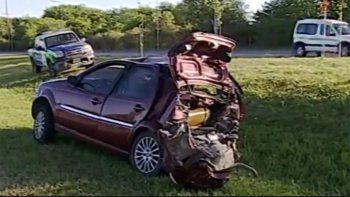 lo atropello un camion cuando cambiaba la rueda del auto: murio en el acto