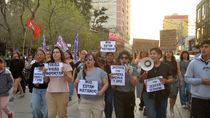 Más de un centenar de personas marcharon por las calles de Cipolletti por el femicidio de La Matanza.