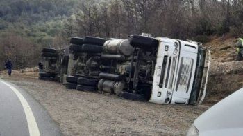 un camion chileno volco cerca del paso cardenal samore