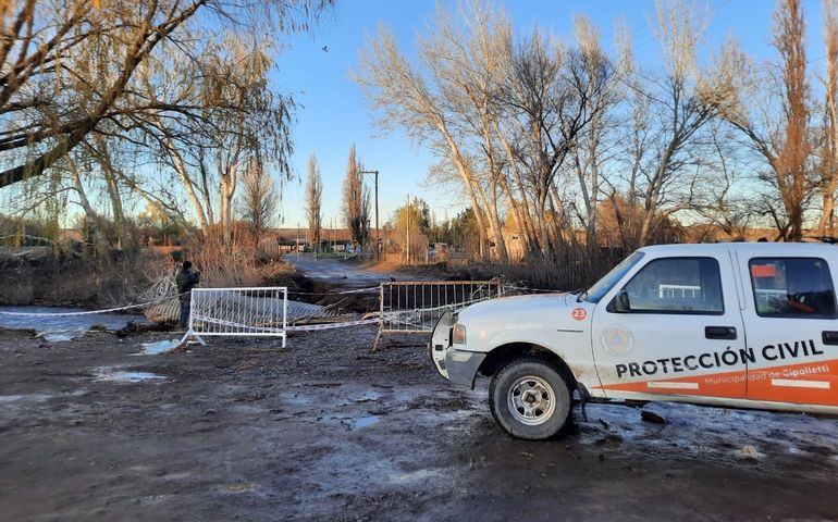 La crecida se llevó un puente en la Isla Jordán