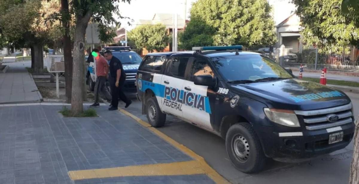 El muchacho que le llevaba porros a su amigo a prisión también quedó adentro.