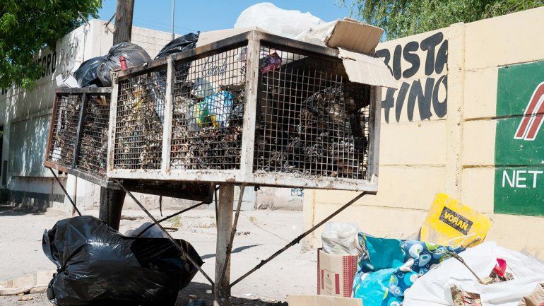 La basura en los canastos domiciliarios son una constante en diferentes barrios de Cipolletti.