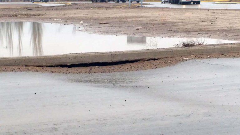 A 9 meses de su inauguración, se hundió el asfalto en el acceso al tercer puente