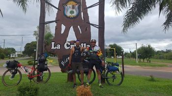 Promesa y hazaña cumplida. Daniel junto a su sobrino que lo acompañó en la travesía. Foto gentileza Miguel Parra.