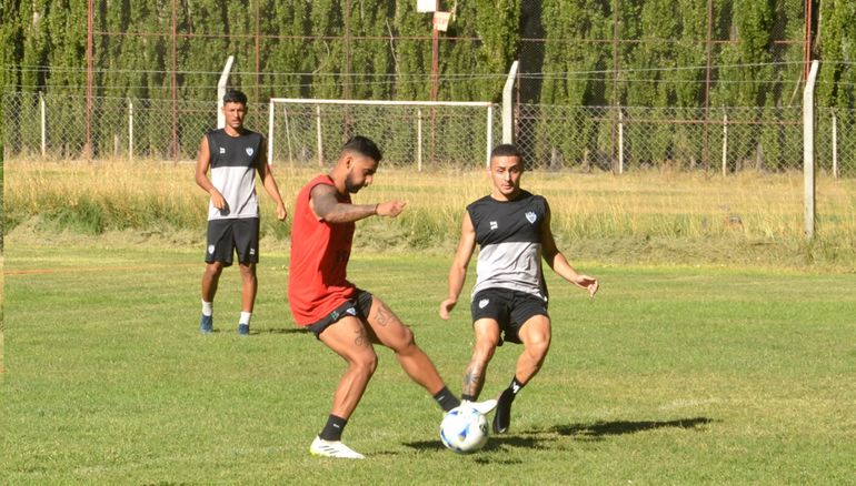 Liendo contra Matías Carrera en uno de los entrenamientos de Cipo. Foto: Anahí Cárdena 