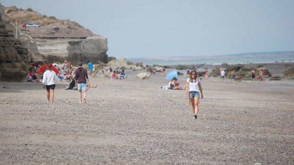 Las caminatas por las playas más tranquilas de Las Grutas son una costumbre.