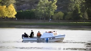 Efectivos de Prefectura Naval junto a los de la Policía rionegrina seguían buscando a los desaparecidos en el río Negro. 