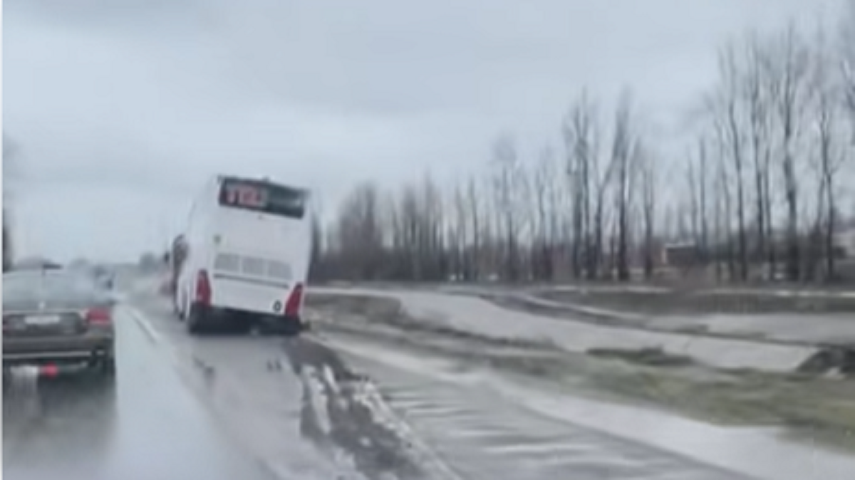 Tensión en la Ruta 151: un colectivo quedó encajado durante las intensas lluvias.