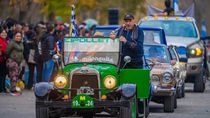 Juan con su Ford T por las calles de Allen en el reciente aniversario.
