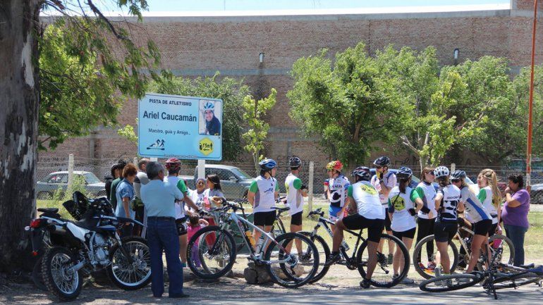 Los ciclistas del grupo en la pista de atletismo Ariel Caucamán.