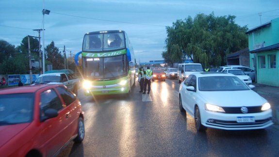En el comienzo de la Semana Santa, las calles de la ciudad lucieron completamente vacías; mientras que como contrapartida, las rutas estuvieron repletas.