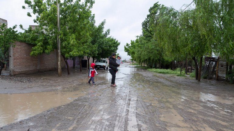 Sigue la lluvia y las calles de Cipolletti ya muestran complicaciones