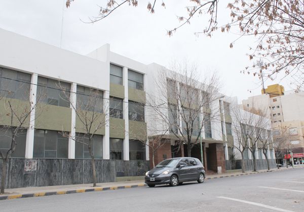 Colegios nocturnos, sin alumnos por la suspensión de los colectivos