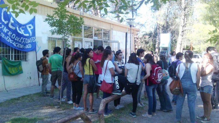 Los estudiantes protestaron frente a la sede universitaria de Los Tordos.