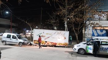 La camioneta chocó el trailer de la churrería habría esquivado un rodado que cruzó en rojo. 