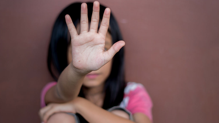 El padre abusó de sus dos hijas menores y fue condenado a nueve años de cárcel. Tras ratificar el fallo la Corte Suprema, el hombre cumple la pena en prisión. 