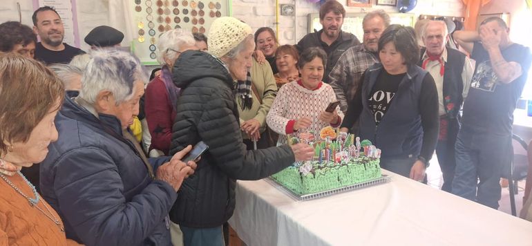 El CITE Limay, de Las Perlas, cumplió 20 años de existencia este martes. Sin embargo, sus empleadas y los adultos mayores que asisten a la institución no pudieron festejar el aniversario. En otros años, sí hubo celebración, como lo muestra la imagen.