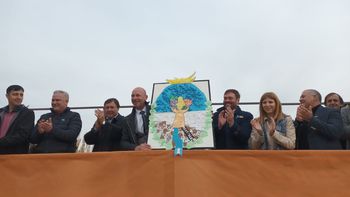 El gobernador Alberto Weretilneck estuvo en Fernández Oro e hizo anuncios para la ciudad. Foto gentileza Inforo