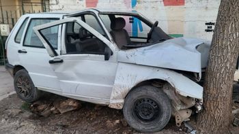 El Fiat Uno quedó seriamente dañado tras chocar contra el árbol. 