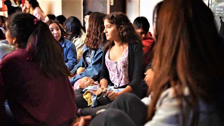 Protestaron con bebés de juguete porque le impidieron cursar a una joven madre en Bariloche