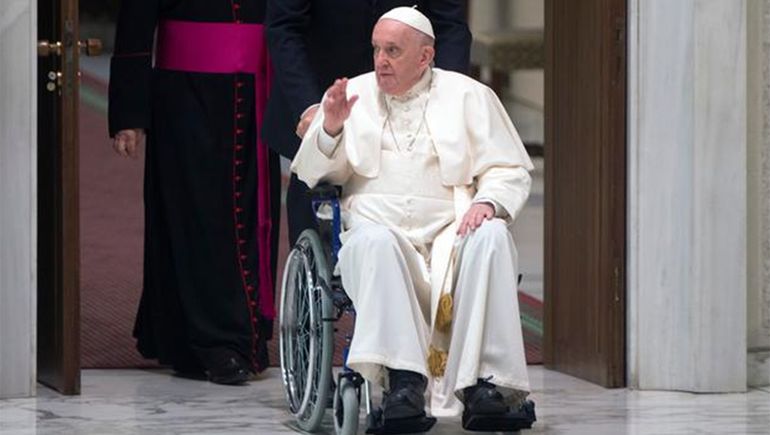 Preocupa la salud del papa Francisco: se mostró en silla de ruedas
