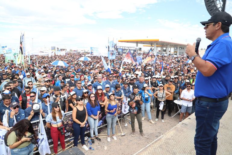 Petroleros acordaron una suba salarial por tres meses