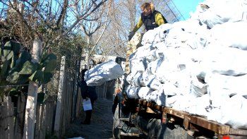 El Plan Calor, de entrega de leña gratis, abarcará todos los barrios carenciados de la ciudad, donde no cuentan con gas natural para calefaccionarse.