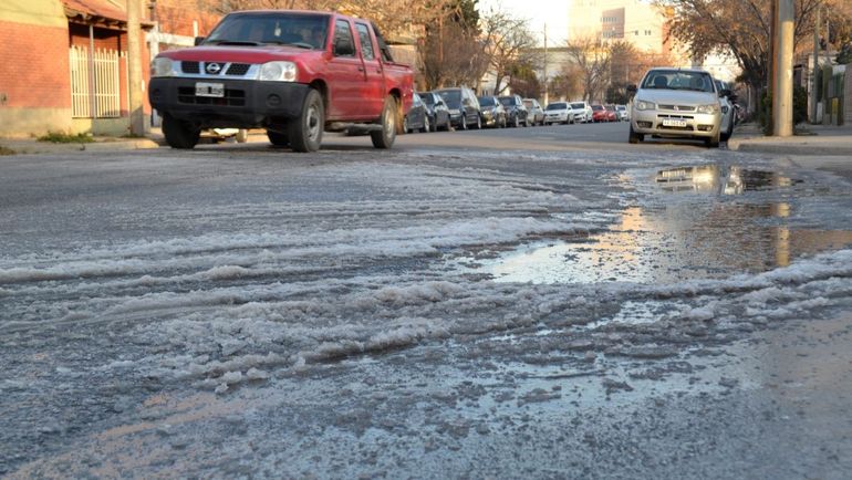 El frío congeló calles en Cipolletti y se torna riesgoso para automovilistas y peatones. Recomienda circular con precaución.&nbsp;