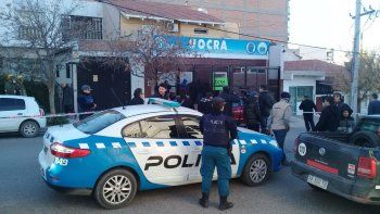 encapuchados con bidones de naftas toman la sede de la uocra