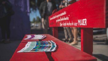 se aprobo un proyecto para emplazar bancos rojos en lugares publicos 