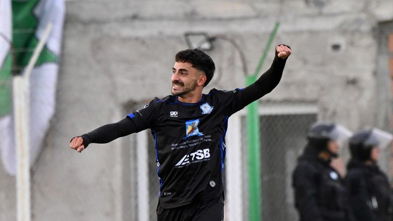 Facundo Miguel festeja su golazo en El Fortín de la capital chubutense. 