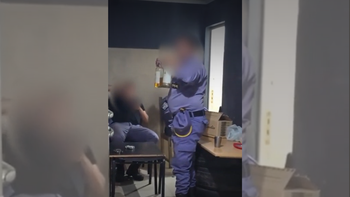 Se viralizó un video de dos policías tomando alcohol en hora de servicio.