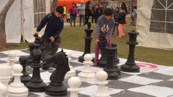 la alegria de los ninos le gano al dia gris y frio