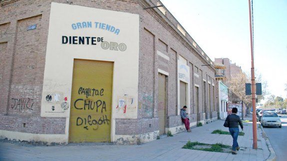 Del edificio del Diente de Oro solamente se mantiene la fachada.