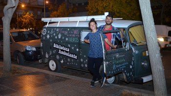 la pareja que lleva los libros a la plaza con la biblioteca ambulante la pareja que lleva los libros a la plaza con la biblioteca ambulante