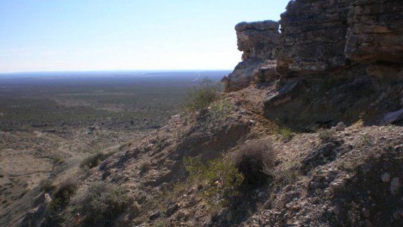 El cerro Azul destaca por su geología, sus fósiles y su flora y fauna.