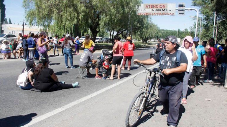 Luego de dos horas, levantaron el corte en el puente carretero que une Cipolletti con Neuquén