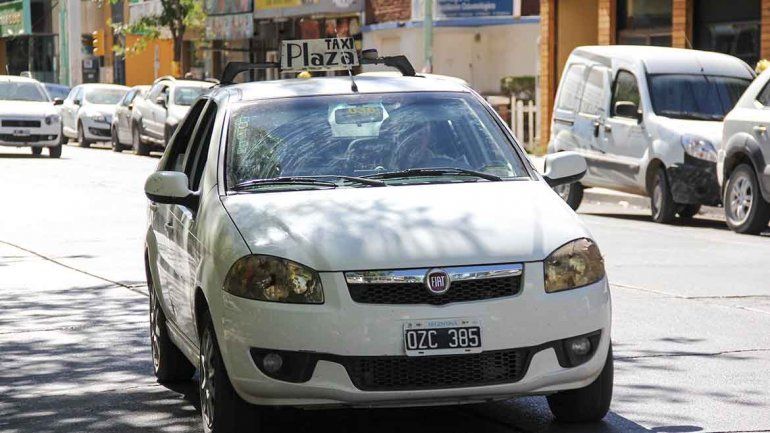 Los taxistas están nerviosos por la dolarización del combustible y casi todos sus insumos y porque la comuna les adeuda alguna actualización.