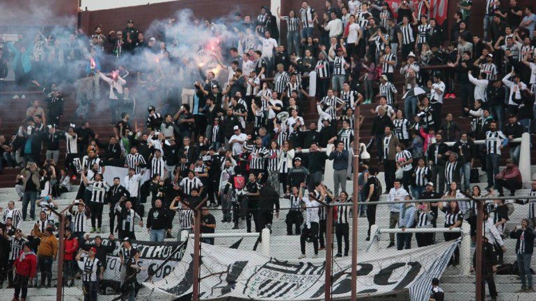 Si a Lanús los cipoleños fueron de a cientos