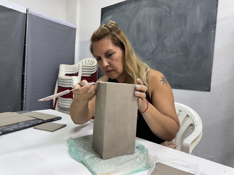 El Centro de Artes Visuales (CAV) tiene propuestas como pintura y vitrofusión. 