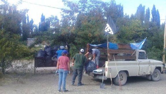 Trabajo cooperativo para limpiar la costa del Limay
