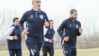 Manolo Berra, el capitán, junto a Taborda, el refuerzo que llegó y ya marcó un gol en su primer partido.