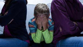 lo anotaron en escuelas distintas y el papa inicio una demanda