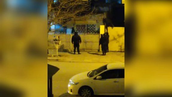 Video: policías en acción buscan por los techos a dos ladrones